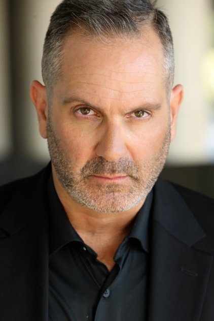 Aaron Cohen como Joe