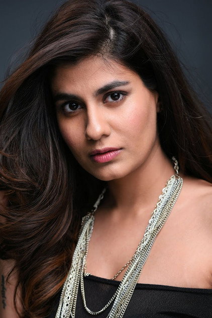 Shreya Dhanwanthary como Julia
