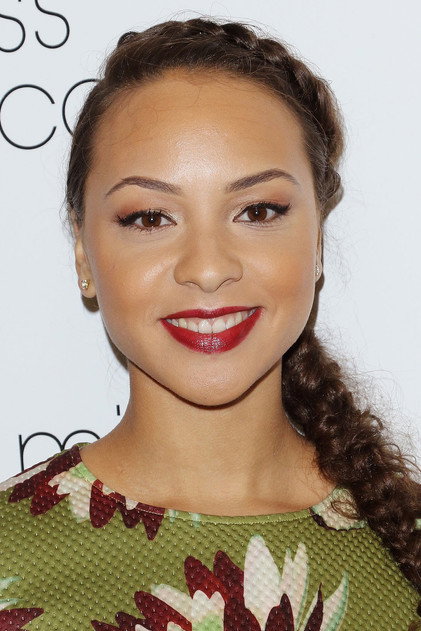 Jasmine Cephas Jones como Beth Hall