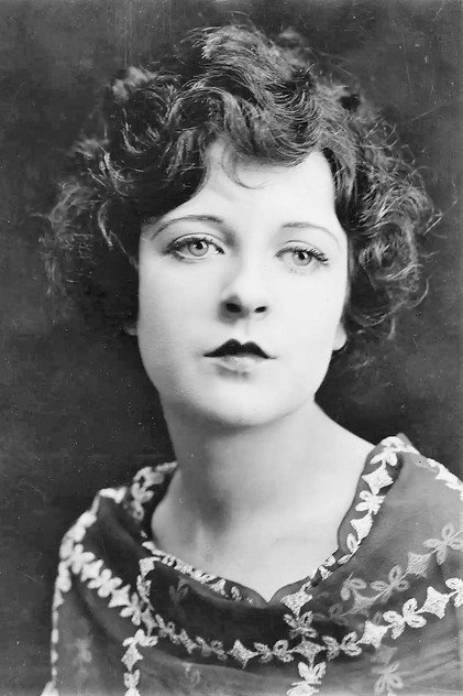 May McAvoy nel ruolo di Mary Dale