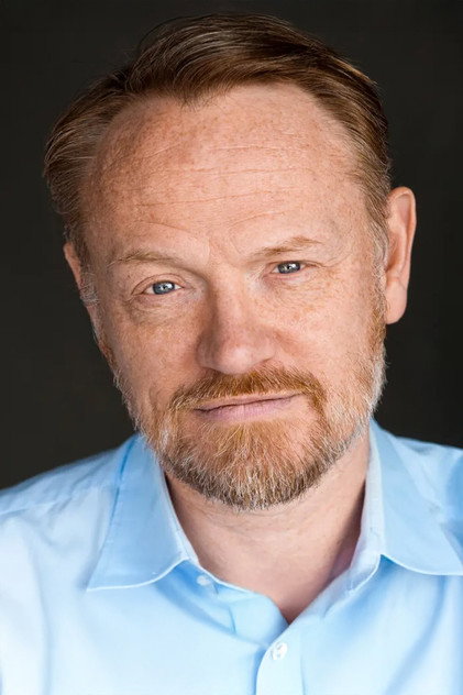 Jared Harris como Secretary of Defense Reid Baker