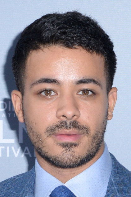 Christian Navarro como Father Dante