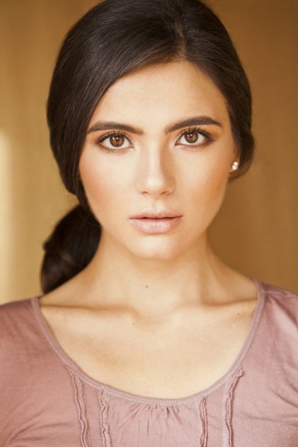 Arienne Mandi como Noor Taheri