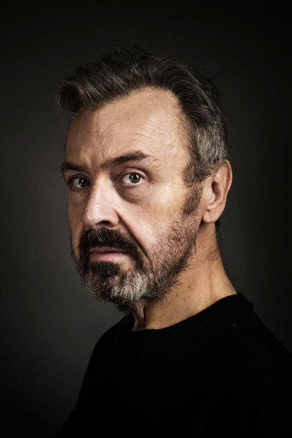 Serge Bagdassarian rolünde Thibault, l'administrateur général