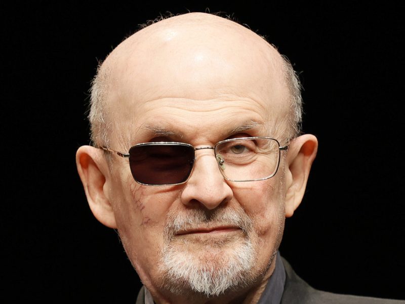Salman Rushdie, il romanziere che ha risposto a una condanna a morte con altre storie