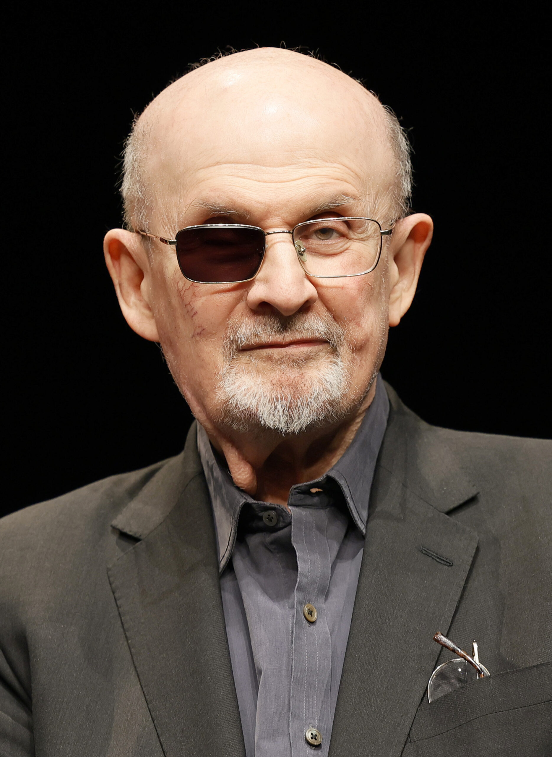 Salman Rushdie, ölüm fermanına yeni hikâyelerle yanıt veren romancı