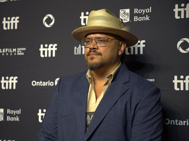 Sterlin Harjo, el cineasta seminola que creó Reservation Dogs y ahora firma Verdades ocultas