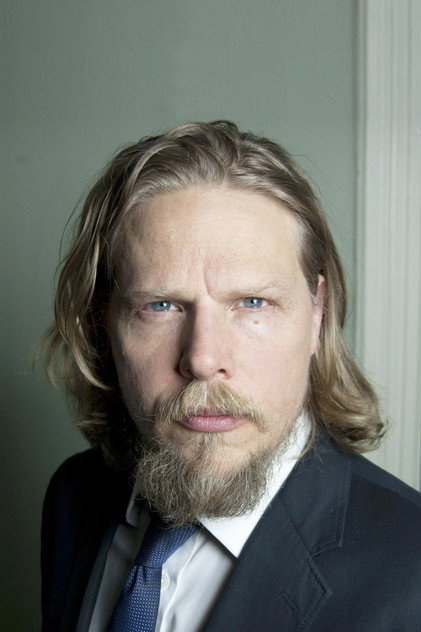 Ian Matthews como Detective Halsten Vinter