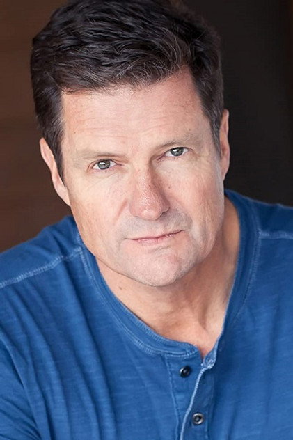 Dean Denton como Captain Sisson
