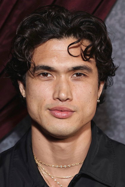 Charles Melton como Hawaii