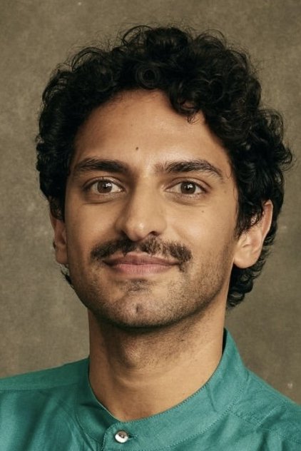 Karan Soni como Kelvin