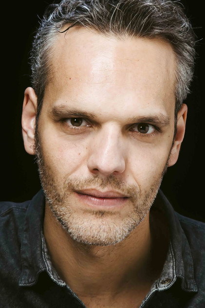 Tony Corvillo como Gil
