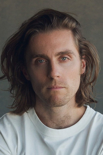 Jack Farthing como Charles