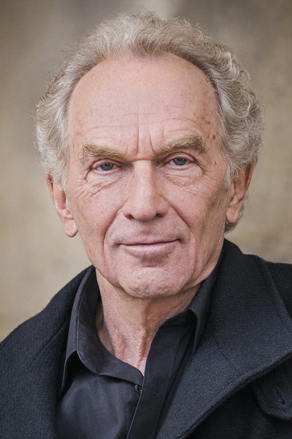 Elmar Gutmann como Paola's Father