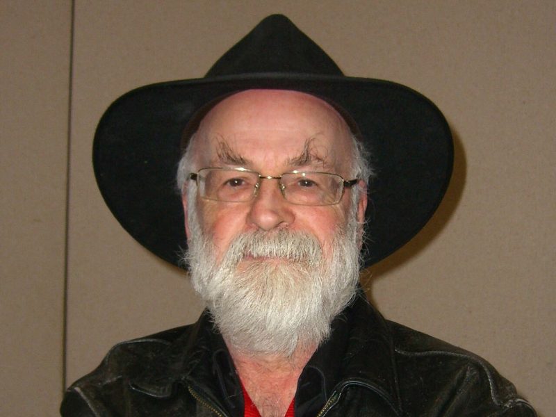 Terry Pratchett, satirikeren bag Diskverden, der lod en damptromle knuse sine ufærdige romaner