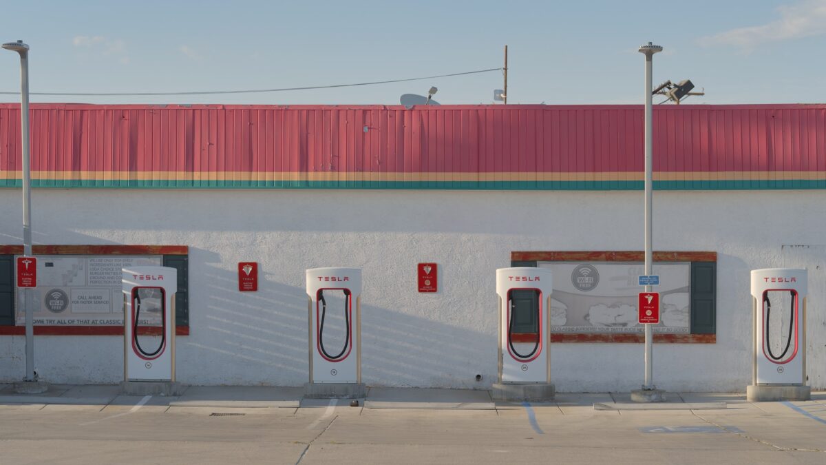 Los Tesla ya pueden arrancar en un Supercharger con el cable conectado