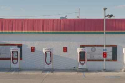 Les Tesla peuvent désormais quitter un Superchargeur câble branché