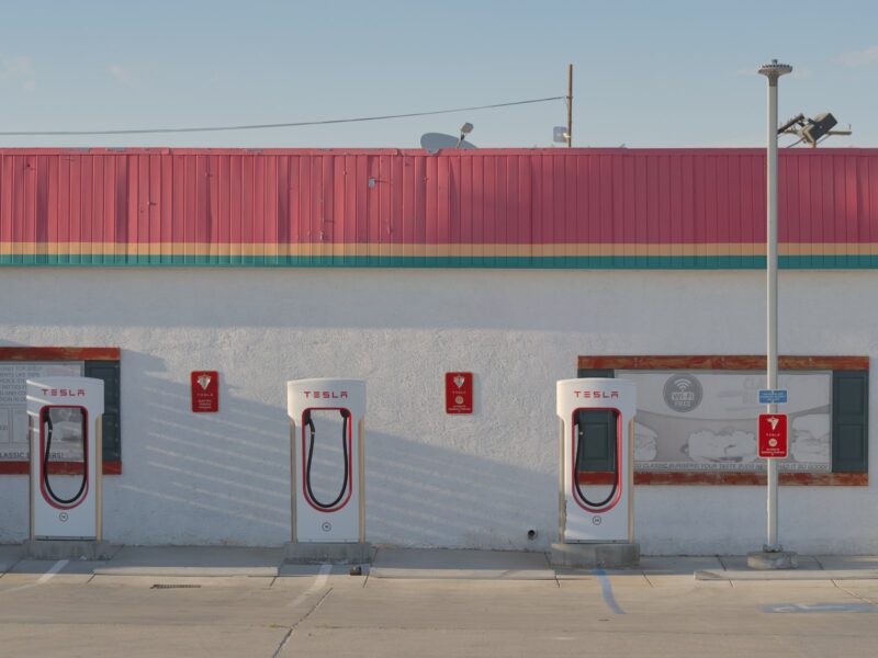 Mașinile Tesla pot pleca acum de la Supercharger cu cablul conectat