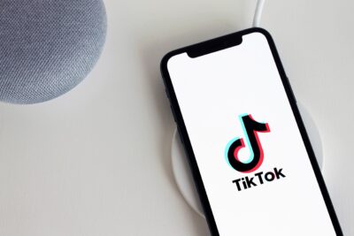 TikTok le-ar fi dat unor adolescenți un buton placebo de resetare a feedului, acuză New York