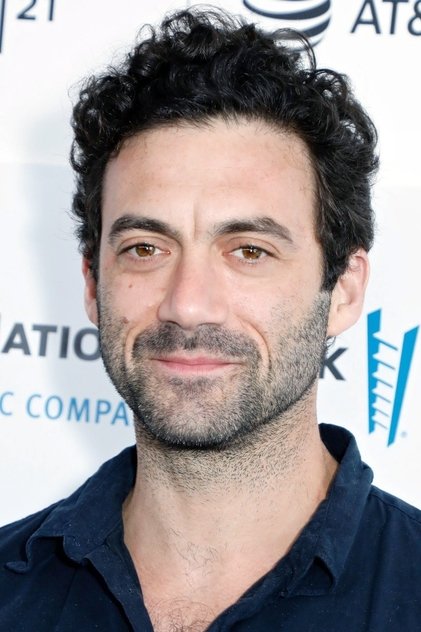 Morgan Spector como James McLaughlin