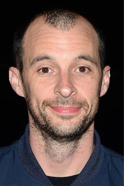Tom Vaughan-Lawlor como Keenan
