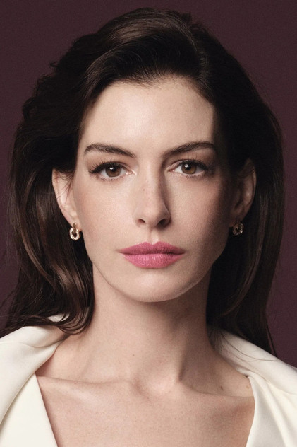 Anne Hathaway como Esther Graff