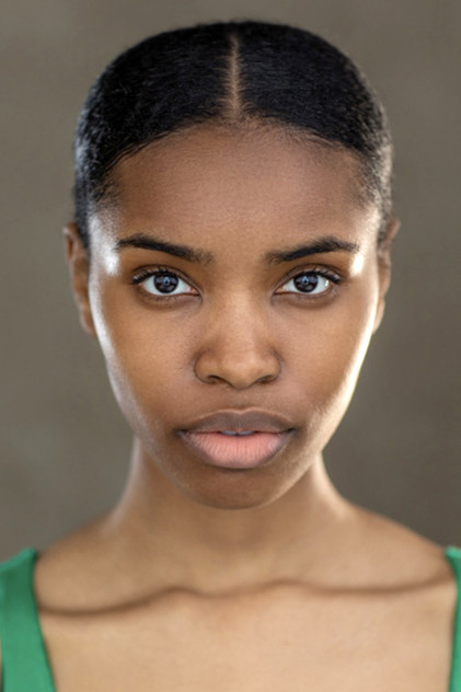 Bre Francis como Sara Lycott