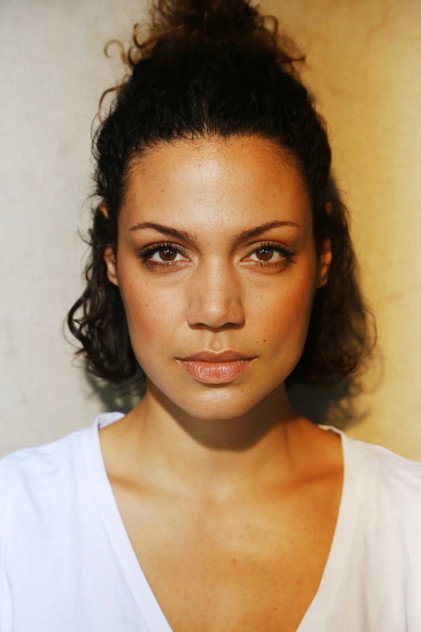 Haley Louise Jones nel ruolo di Aida Kurt