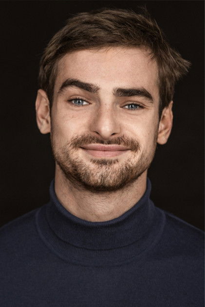 Aaron Hilmer como Albert Kropp