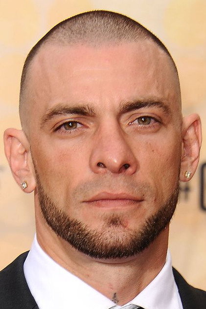 Joe Schilling nel ruolo di Heck Knight