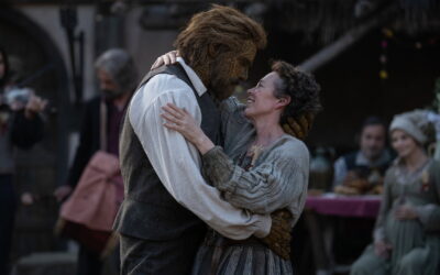 Wicker gifter Olivia Colman med en pileflettet Alexander Skarsgård – og lader landsbyen vende sig mod hende