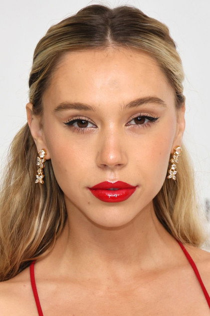Alexis Ren como Lexus
