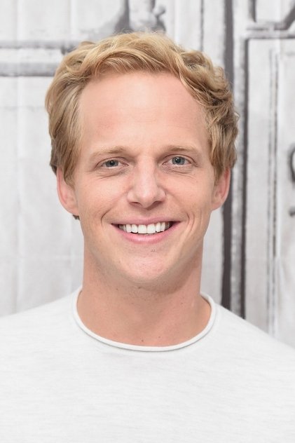 Chris Geere como Klaus Dumont (voice)
