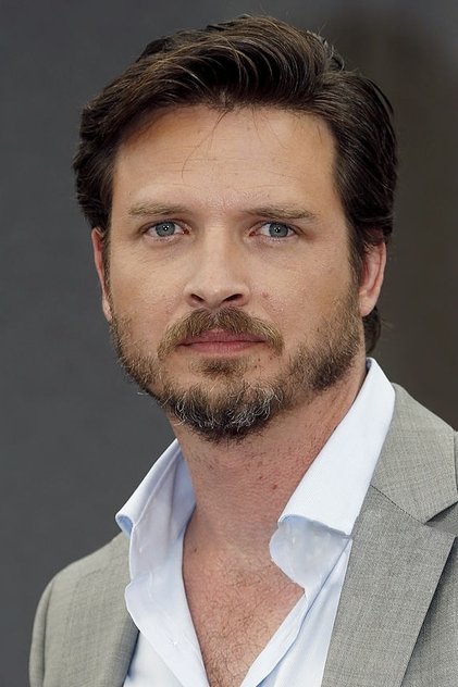 Aden Young como Alex Harris