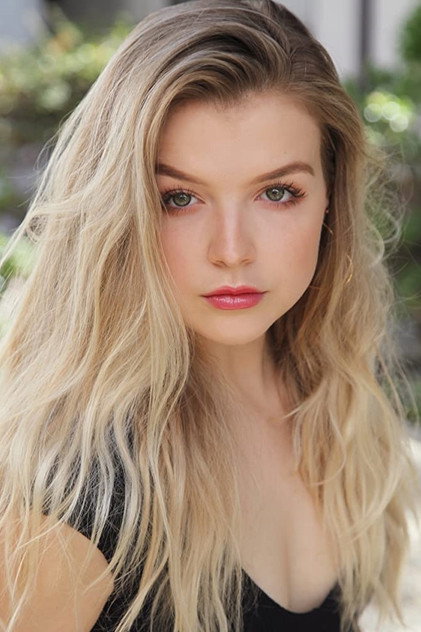Anna Grace Barlow como Eden