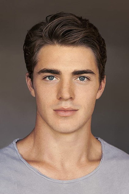 Spencer Neville como Bo Lavery