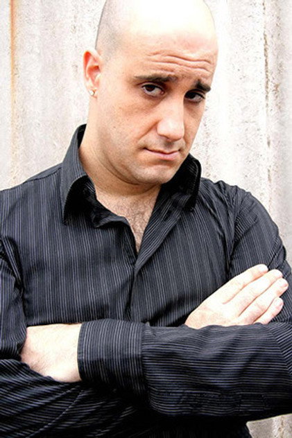 Ashwin Mushran como Farzad Soonawala