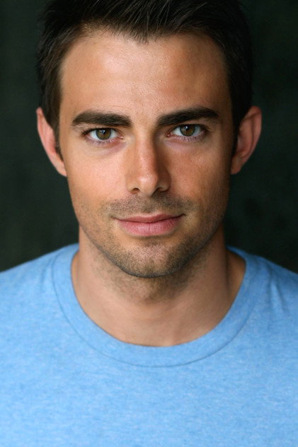Jonathan Bennett como Jace