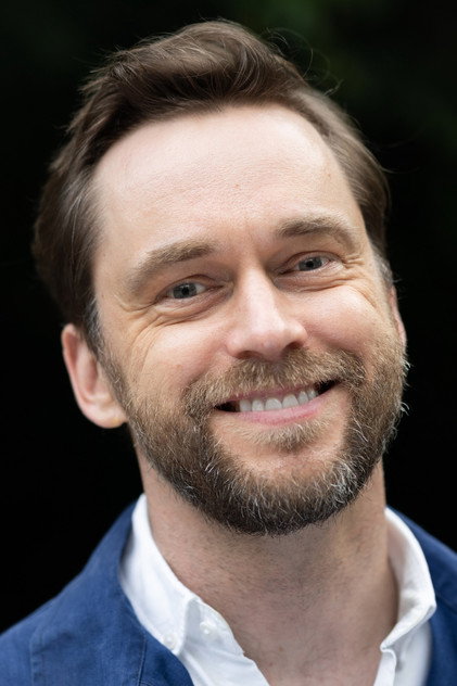 Finlay Robertson como Fred Ambly
