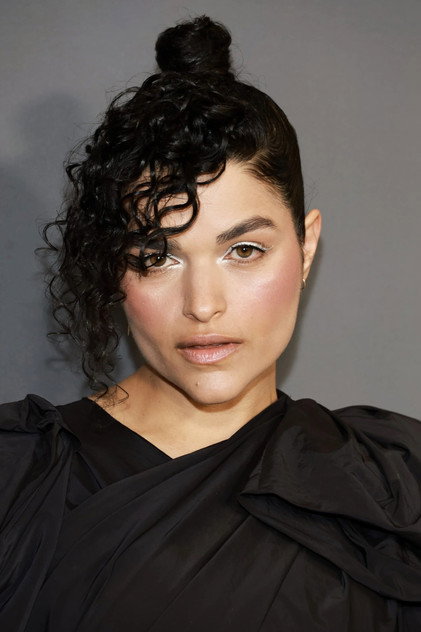 Eve Harlow como Ellen