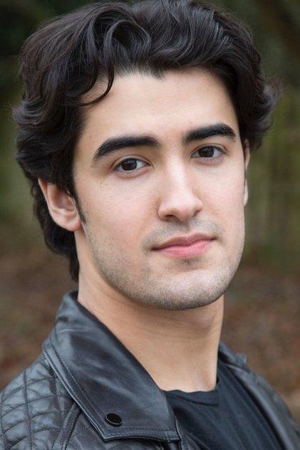 Yazdan Qafouri as Omid