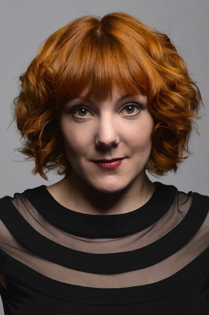 Sophie Willan como Bev