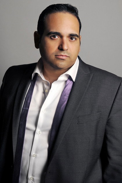 Robert Amaya como Pastor Bill