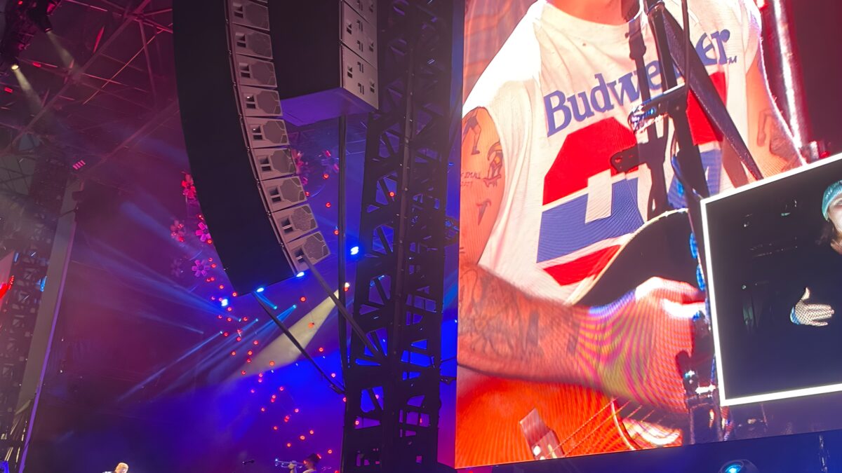 Astro do country Zach Bryan usa camiseta “Free Palestine” no Gillette Stadium e testa o limite do dono dos Patriots, Robert Kraft
