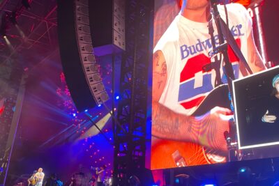 Astro do country Zach Bryan usa camiseta “Free Palestine” no Gillette Stadium e testa o limite do dono dos Patriots, Robert Kraft