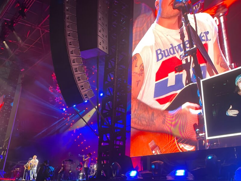 Countrystar Zach Bryan stellt mit „Free Palestine“-Shirt im Gillette Stadium die Grenze von Patriots-Besitzer Robert Kraft auf die Probe