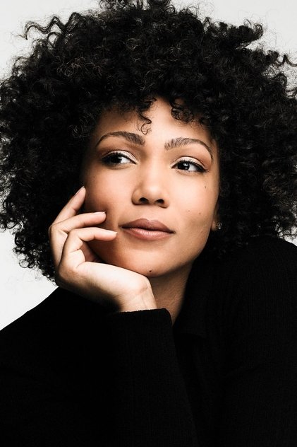 Jasmine Mathews como Mary Joan