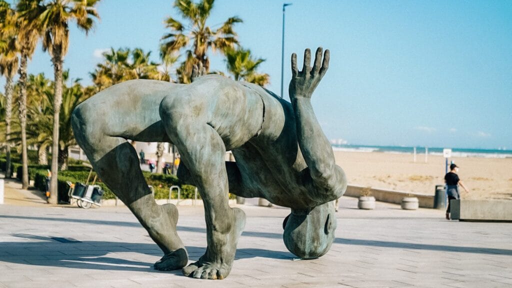 Coderch Malavia exhiben su obra ‘Gigante de sal’ en La Marina de València