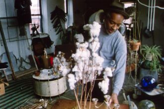 Hammons in his Harlem studio in the 1980s. Image courtesy of Micheal Blackwood.