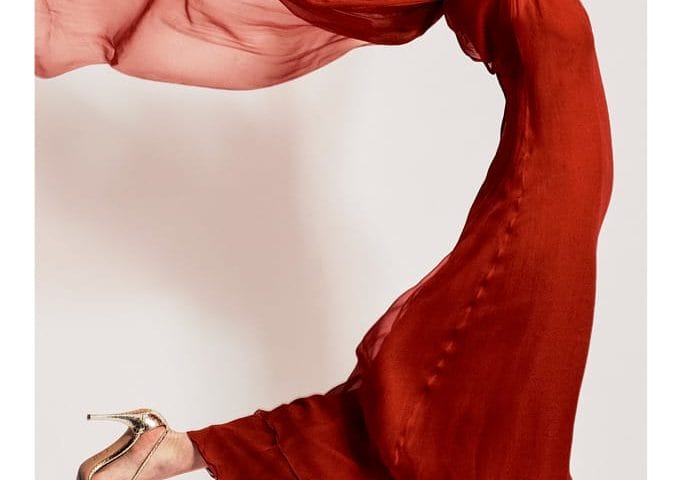 Valentino Couture : Robe du Soir en soie rouge. Estimation : 800 – 1 200 £.
